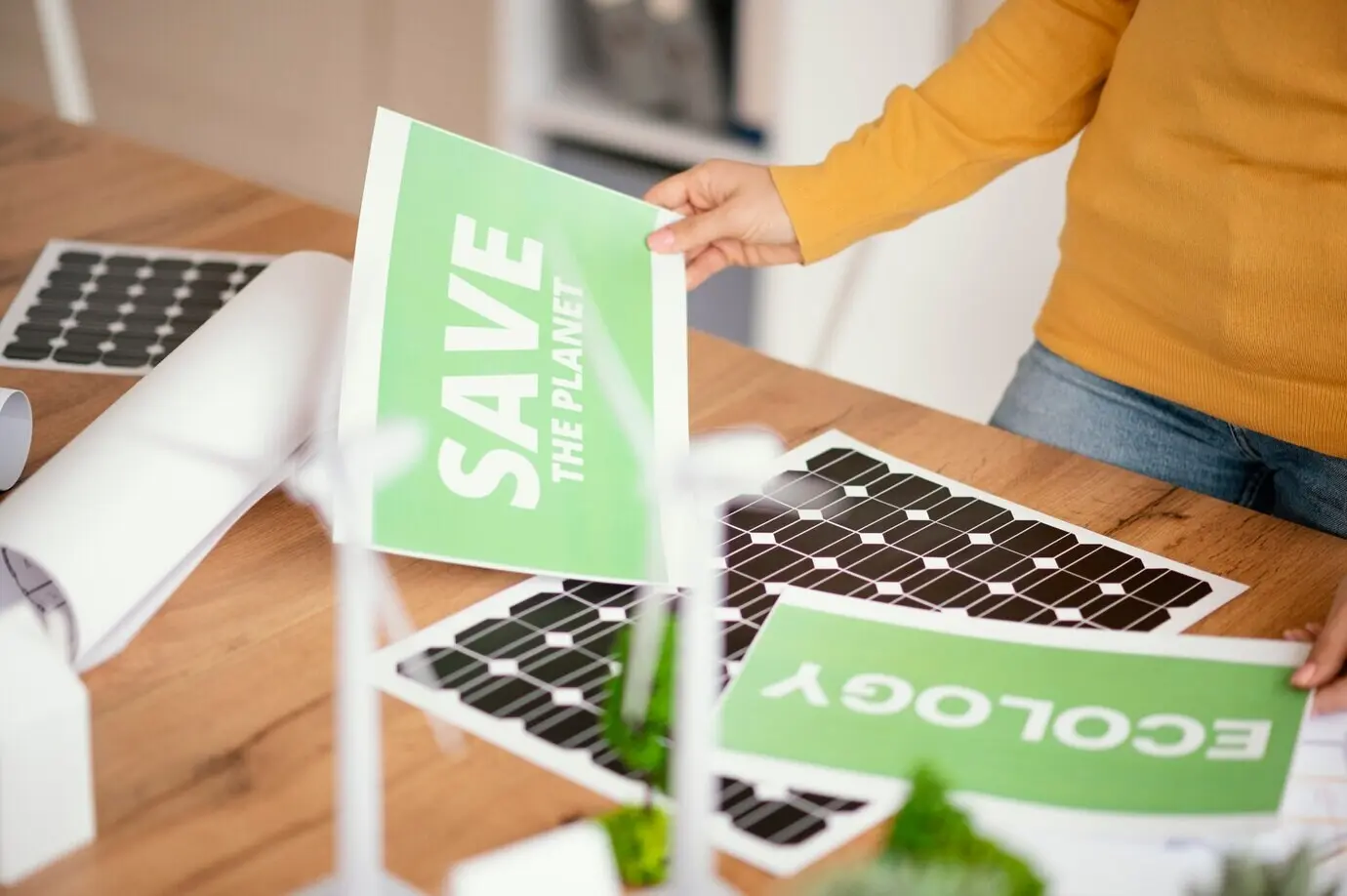 Крупный план женщины, работающей в офисе над экологическим проектом.